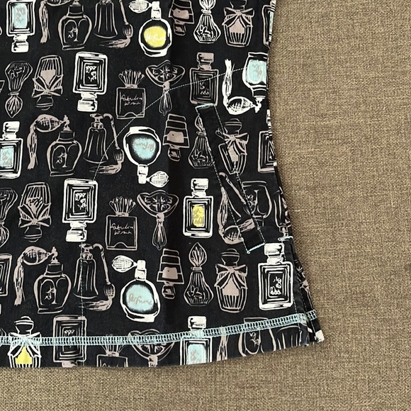 💰3 items for $25 🏷 Koi by Kathy Peterson Perfume Bottles Scrub Top sz Small - Picture 5 of 9